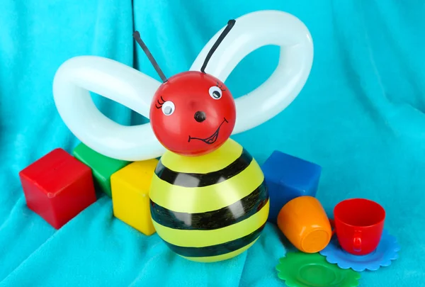 简单的气球动物的蜜蜂，在明亮的背景上 — 图库照片