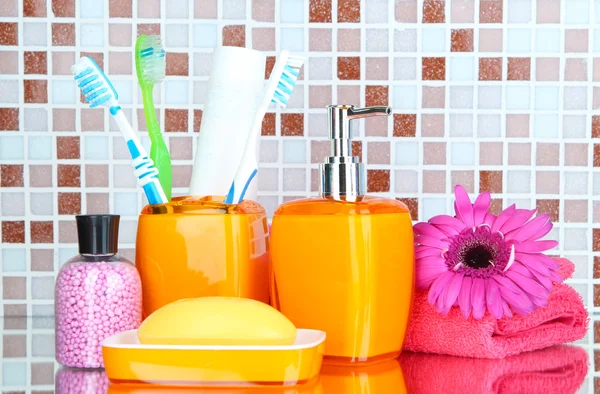 Cosmetici e accessori da bagno su sfondo piastrelle a mosaico — Foto Stock