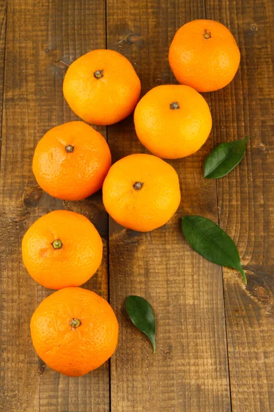 Ripe tangerines on wooden background — Stock Photo, Image