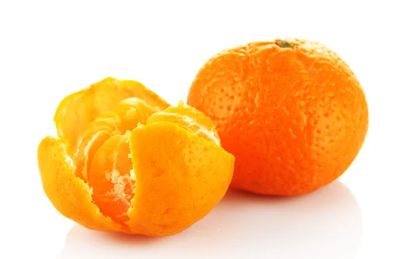 Mandarini maturi isolati su bianco — Foto Stock