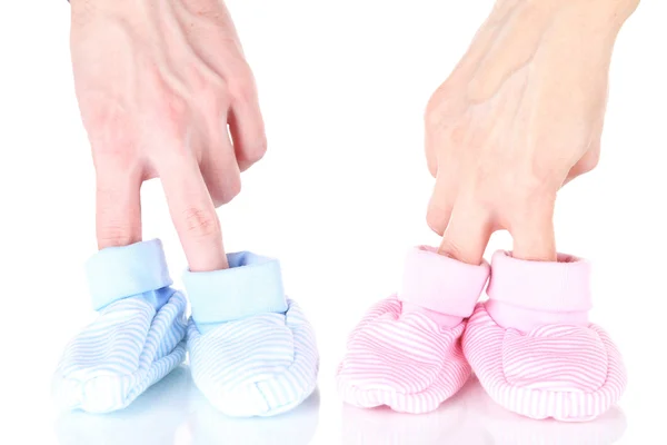 Mãos com botas de malha para bebê, isolado em branco — Fotografia de Stock