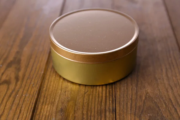 Latas de metal sobre fondo de madera —  Fotos de Stock