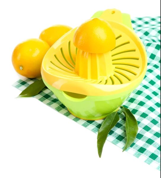 Цитрусовый пресс и лимоны изолированы на белом — стоковое фото