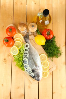 doğrama kurulu limon ve sebzeler üzerinde ahşap masa üzerinde taze dorado