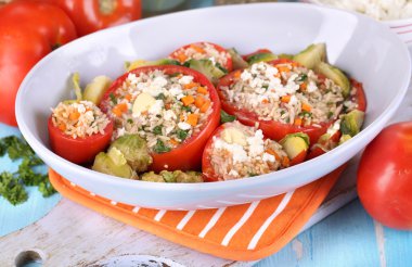 ahşap masa yakın çekim ıslak zeminde dolması domates