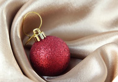 Altın saten kumaş üzerinde güzel bir Noel top