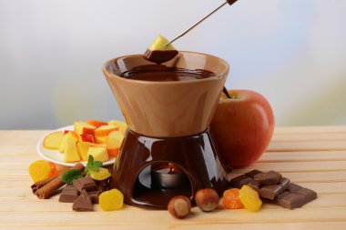 çikolata fondü meyve üzerinde açık renkli ahşap tablo