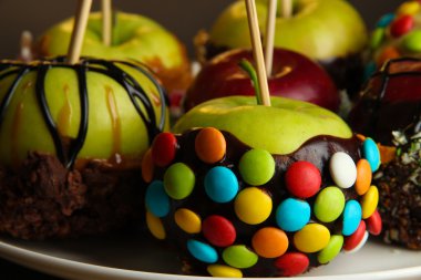 şekerlenmiş elma sopa üzerinde kapat