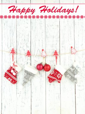 Beyaz ahşap duvarda Noel aksesuarlar