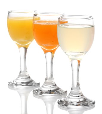 Gözlüklü beyaz izole tropikal meyve suları