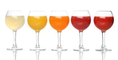 Gözlüklü beyaz izole tropikal meyve suları