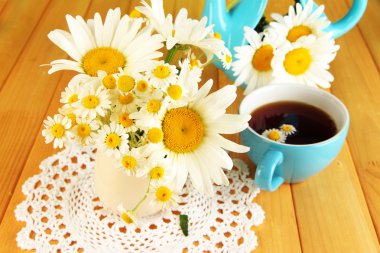 ahşap masa yakın çekim üzerinde sürahi içinde güzel buket chamomiles