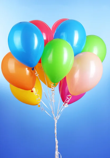 Bunte Luftballons auf blauem Hintergrund — Stockfoto