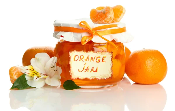 Sinaasappeljam met schil en mandarijnen, geïsoleerd op wit — Stockfoto