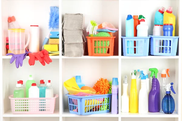 Prateleiras em despensa com produtos de limpeza para close-up em casa — Fotografia de Stock