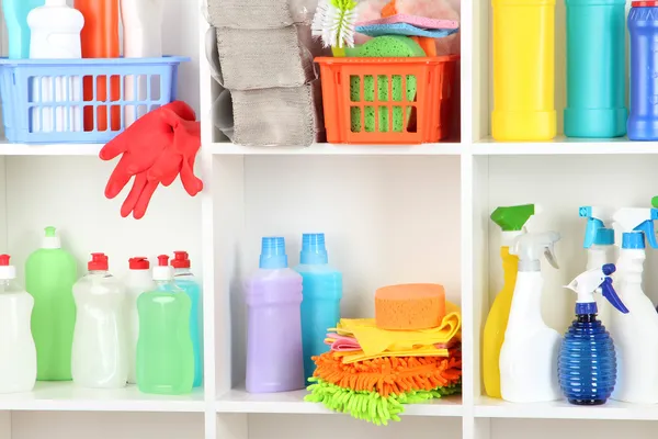 Estantes en despensa con limpiadores para el primer plano del hogar — Foto de Stock