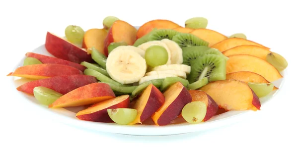 Асортимент нарізаних фруктів на тарілці, ізольовані на білому — стокове фото