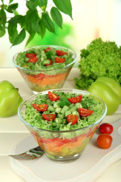 Ensalada sabrosa con verduras frescas en la mesa de madera —  Fotos de Stock