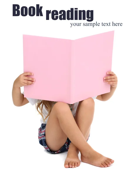 Petite fille assise sur le sol avec livre isolé sur blanc — Photo