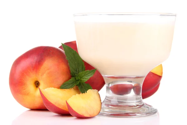 Köstlicher Joghurt mit Früchten isoliert auf weiß — Stockfoto