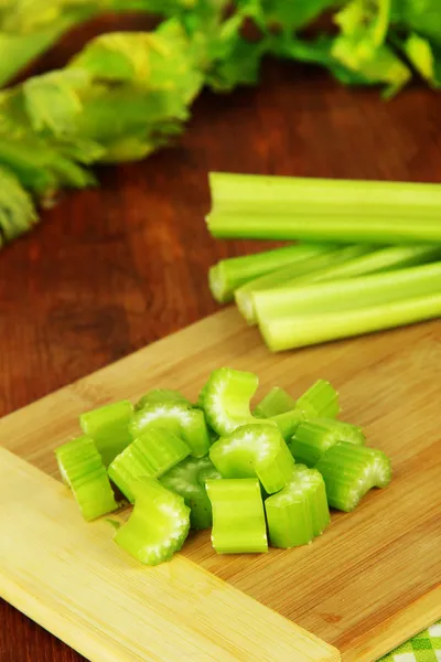 Verse groene selderij op tabel close-up — Stockfoto