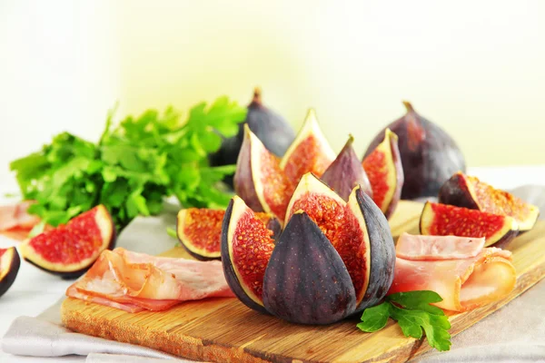 Välsmakande fikon med skinka på bordet — Stockfoto