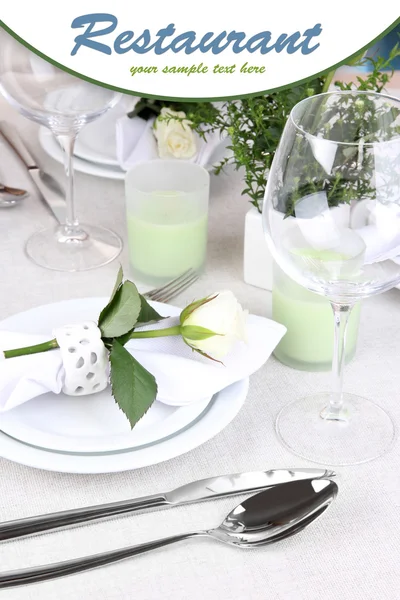 Arreglo de mesa en restaurante — Foto de Stock