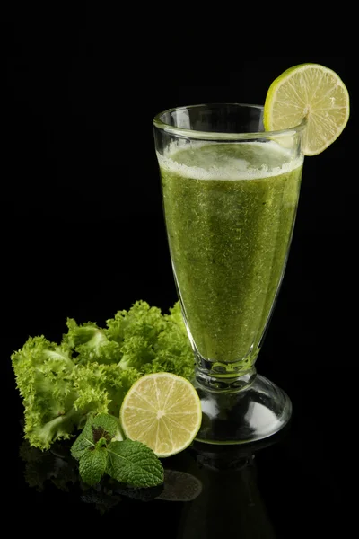 Glass of green vegetable juice and lime isolated on black — Stock Photo, Image
