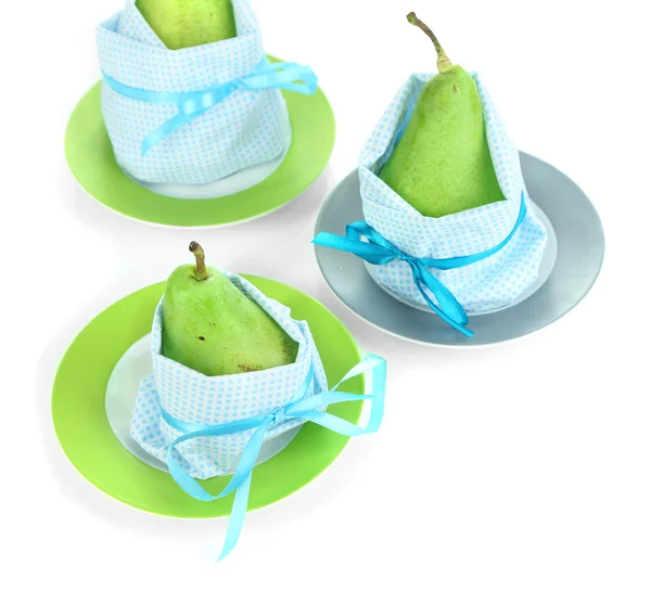 Päron i servetter på tallrikar isolerad på vit — Stockfoto