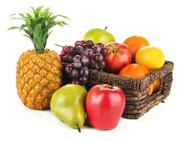 Frutos maduros en cesta aislados en blanco —  Fotos de Stock