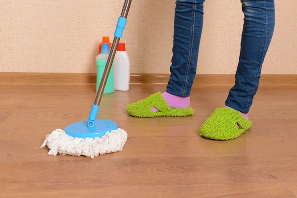 Huis schoonmaken met mop — Stockfoto