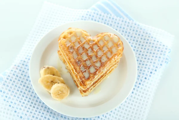 Gaufres belges sucrées à la banane, isolées sur blanc — Photo