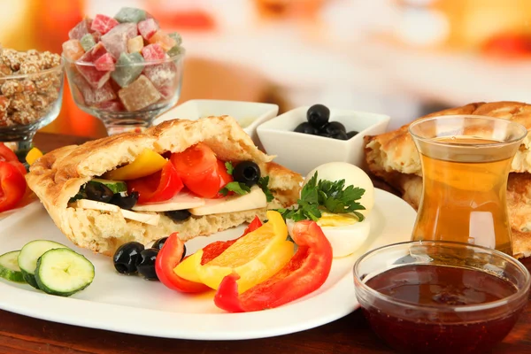 Desayuno turco tradicional en la mesa sobre fondo brillante —  Fotos de Stock