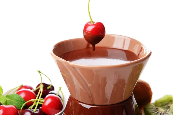 Chocolade fondue met gesneden fruit, geïsoleerd op wit — Stockfoto