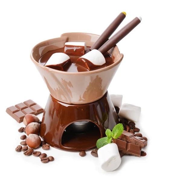 Fondue de chocolate com doces de marshmallow, isolado em branco — Fotografia de Stock