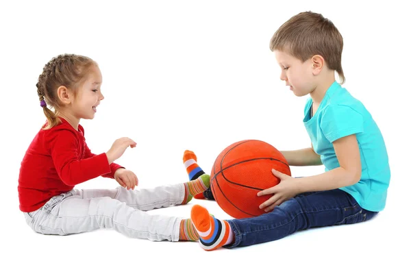 Маленькі діти грають з м'ячем ізольовані на білому — стокове фото