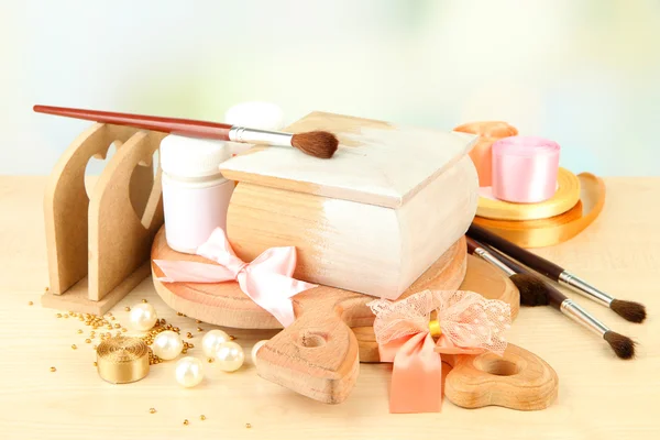 Caja de madera hecha a mano y materiales de arte para la decoración, en la mesa —  Fotos de Stock