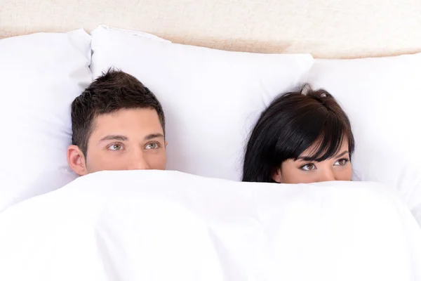 Casal apaixonado dormindo na cama — Fotografia de Stock