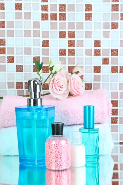 Cosméticos y accesorios de baño sobre fondo de azulejos de mosaico —  Fotos de Stock