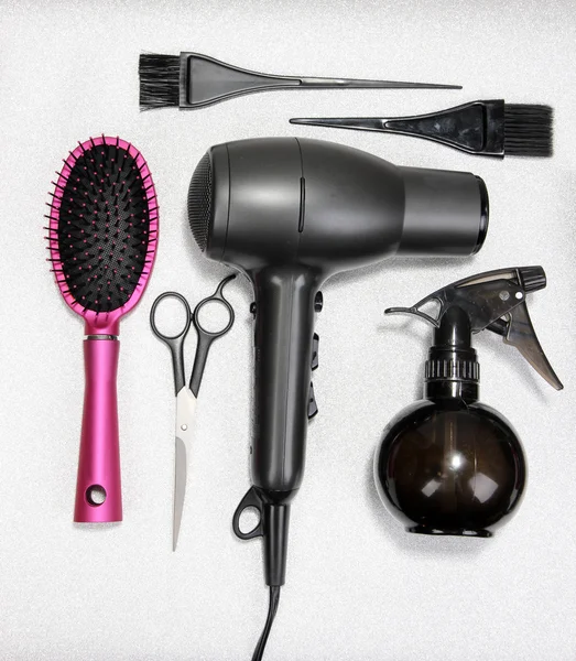 Herramientas de peluquería sobre fondo plateado — Foto de Stock