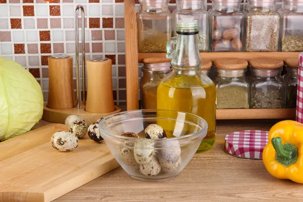 Cuisson des aliments dans la cuisine sur la table sur fond de carreaux de mosaïque — Photo