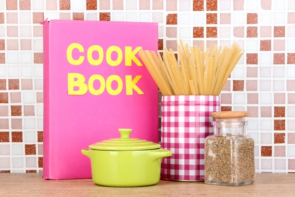 Culinaire samenstelling in keuken op tafel op mozaïek tegels achtergrond — Stockfoto