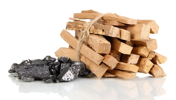 薪と白で隔離される石炭のヒープのスタック — ストック写真