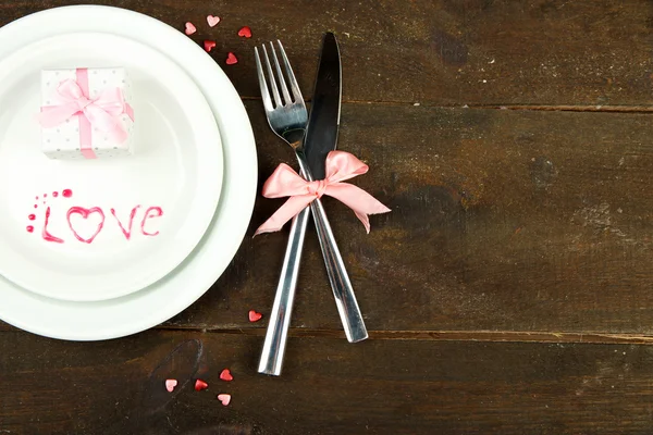 Romantico tavolo da vacanza, su sfondo di legno — Foto Stock