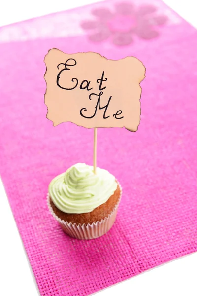 Sabroso cupcake con crema de mantequilla, en servilleta de color, aislado en blanco — Foto de Stock