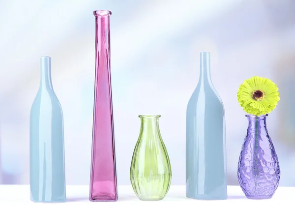Різні декоративні вази на полиці на світлому фоні — стокове фото