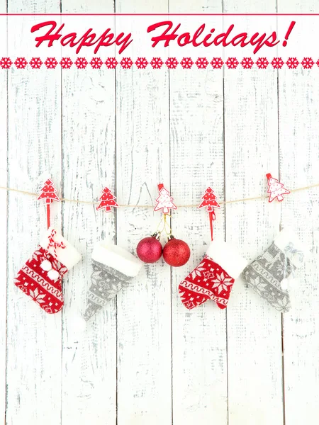 Weihnachtsaccessoires hängen an weißer Holzwand — Stockfoto