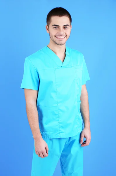 Молодой врач на синем фоне — стоковое фото