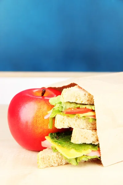 School breakfast on desk on board background — Stock Photo, Image