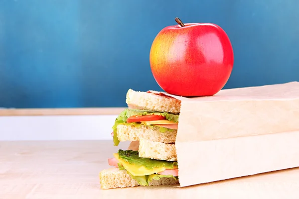 Desayuno escolar en el escritorio a bordo fondo — Foto de Stock